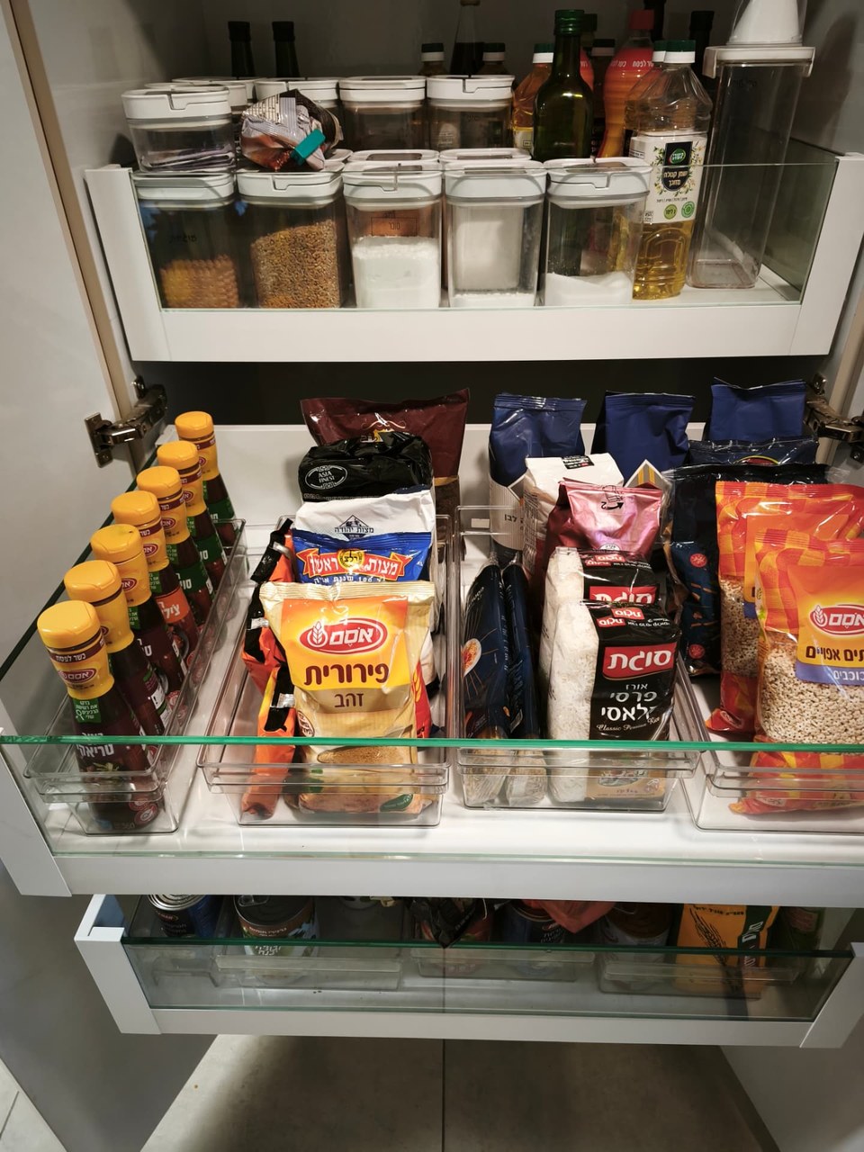 ארון מזון מסודר עם מיכלים שקופים
