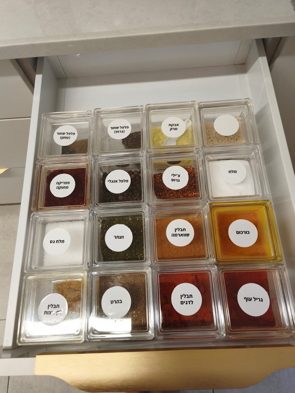 מגירת תבלינים עם מיכלים ותוויות